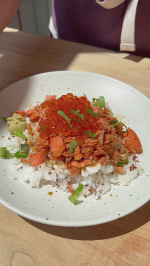 salmon sushi bowl preperation